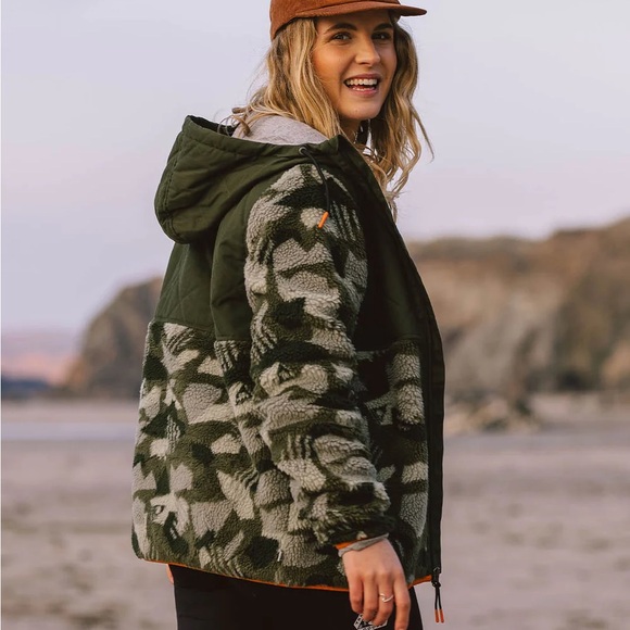 NWOT Passenger Women's Sefton Recycled Deep-Pile Sherpa Full Zip Fleece Fir Tree - Picture 2 of 11